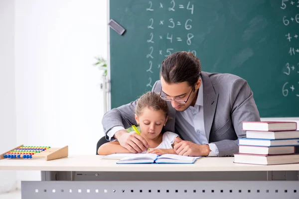 Leraar met jong meisje in de klas — Stockfoto