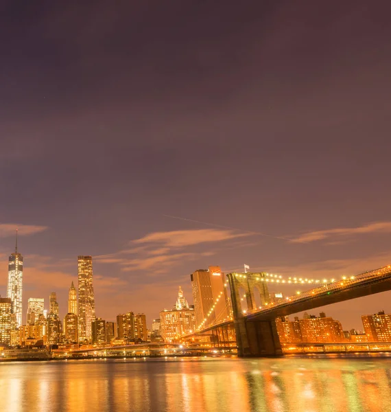 曼哈顿和布鲁克林大桥的夜景 — 图库照片