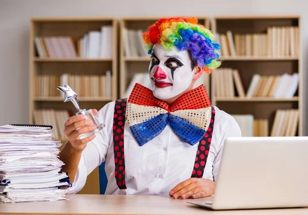 Homme d'affaires clown travaillant dans le bureau — Photo