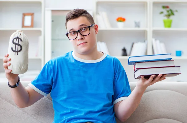 Jovem estudante se preparando para exames estudando em casa em um sofá — Fotografia de Stock