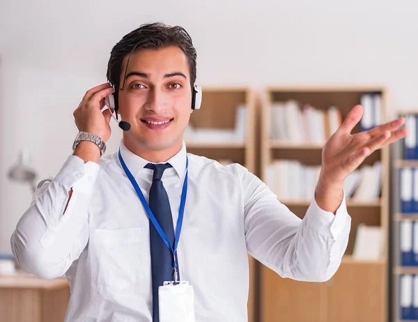 Commis au service à la clientèle beau avec casque — Photo