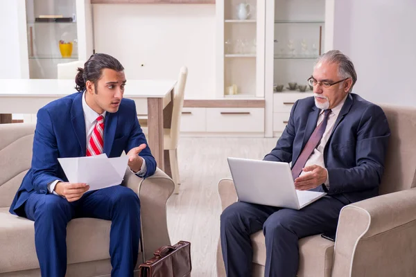 Dois empresários discutindo negócios no escritório — Fotografia de Stock