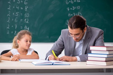 Öğretmenim ve genç kız sınıfta.