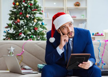 Noel 'de evde çalışan bir iş adamı.