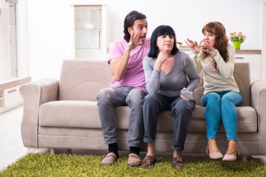 Aile sorunları konseptinde genç aile ve kayınvalide