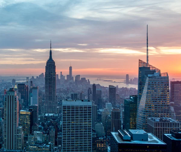 Vista nocturna de Nueva York Manhattan al atardecer — Foto de Stock