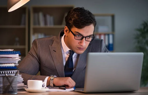 Homme d'affaires restant dans le bureau pendant de longues heures — Photo