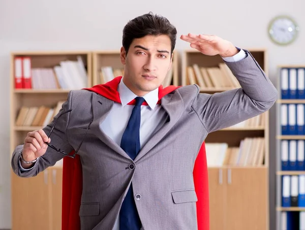 Superhrdina podnikatel pracující v kanceláři — Stock fotografie