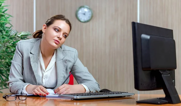 Mulher sob estresse por excesso de trabalho em papel — Fotografia de Stock