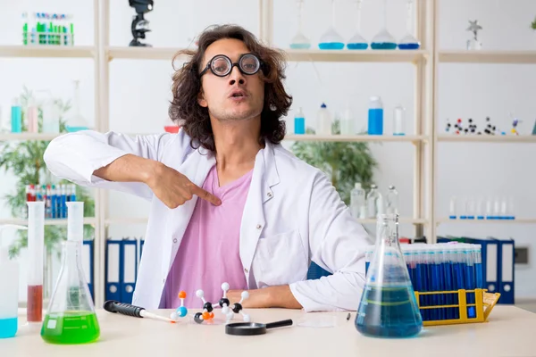 研究室で働く面白い男性化学者 — ストック写真