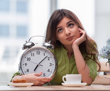 Çalar saati olan öğrenci sınavlara hazırlanıyor