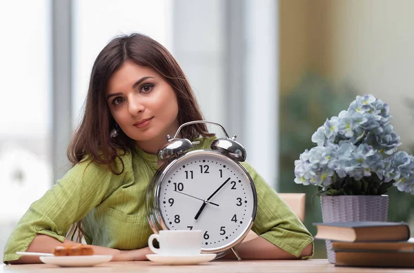 Estudiante con despertador gian preparándose para los exámenes — Foto de Stock