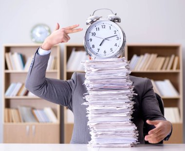 İş adamı zor teslim tarihlerine yetişmeye çalışıyor