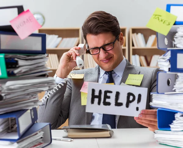 Drukke zakenman vraagt om hulp met werk — Stockfoto