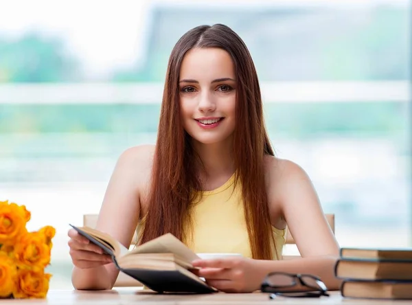 Ung kvinna förbereder sig för skolprov — Stockfoto