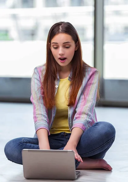 Jong meisje surfen internet op laptop — Stockfoto