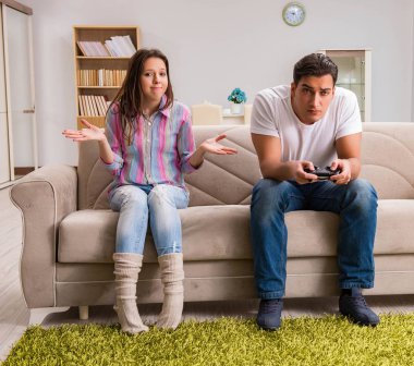 Bilgisayar oyunları bağımlılığından muzdarip genç aile