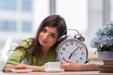 Çalar saati olan öğrenci sınavlara hazırlanıyor