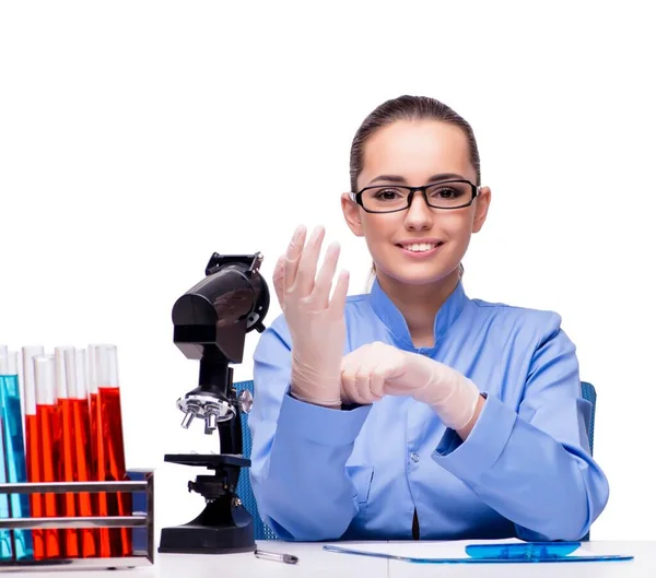 Químico de laboratorio que trabaja con microscopio y tubos —  Fotos de Stock