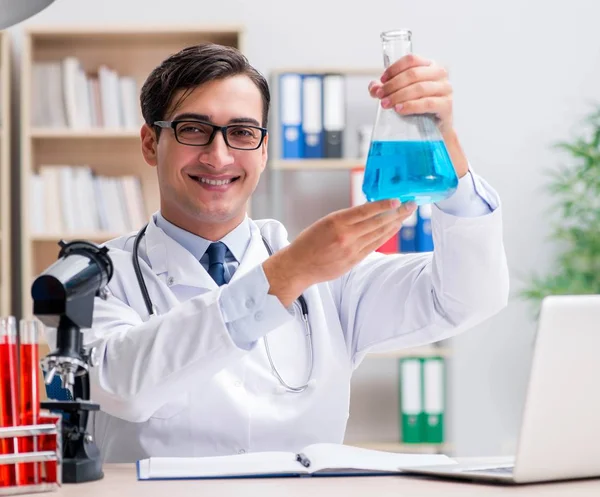 Uomo medico che lavora in laboratorio — Foto Stock