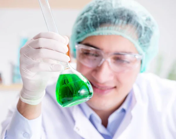 Concepto de biotecnología con científico en laboratorio —  Fotos de Stock