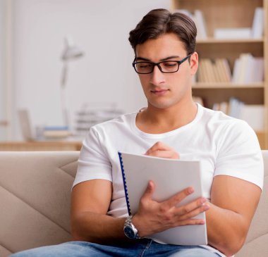 Kanepede oturan adam.