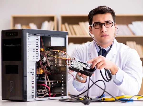 Professionelle Reparaturwerkstatt repariert kaputte Festplatte — Stockfoto