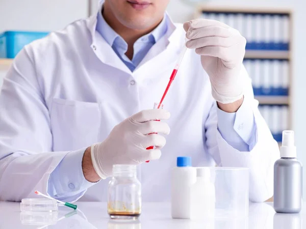 Tests sanguins en laboratoire avec un jeune scientifique — Photo