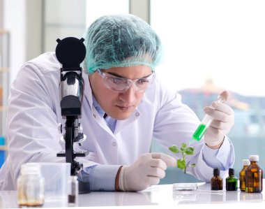 Laboratuvarda bilim adamıyla biyoteknoloji kavramı