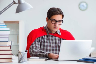 Sınavlara çalışan süper kahraman öğrenci.