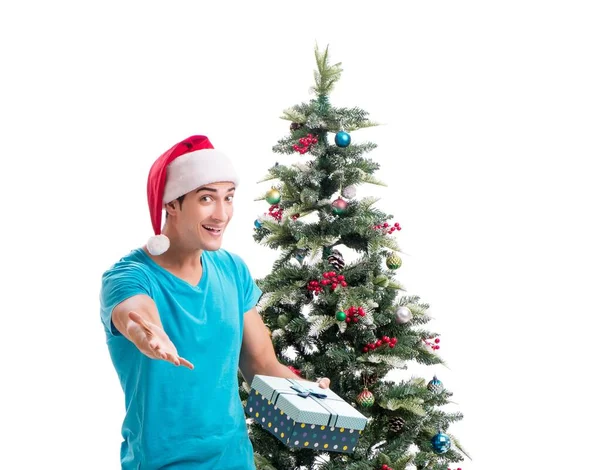 Jongeman versieren kerstboom geïsoleerd op wit — Stockfoto