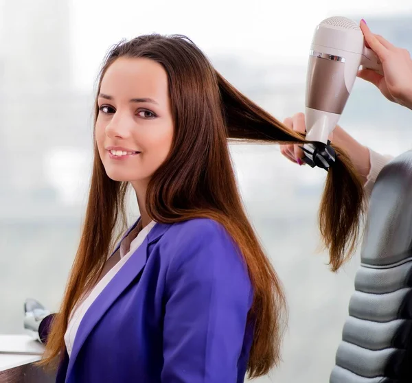 Femme se faire coiffer dans un salon de beauté — Photo