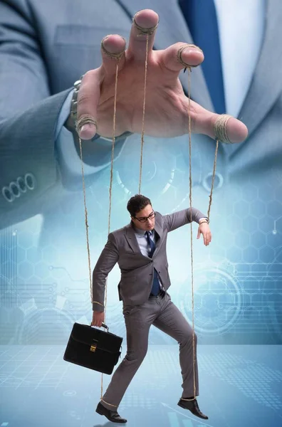 Homem de negócios fantoche sendo manipulado pelo chefe — Fotografia de Stock