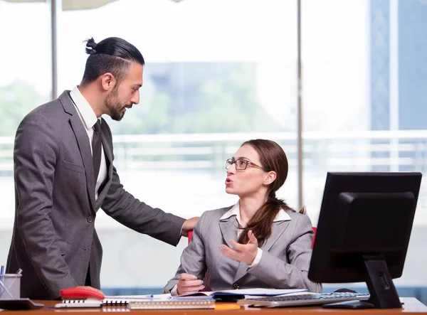 Donna e uomo nel concetto di business — Foto Stock