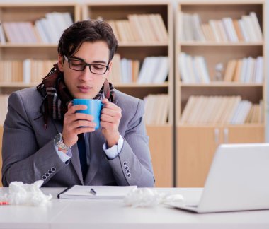 Hasta işadamı, ofiste hastalık yüzünden acı çekiyor.