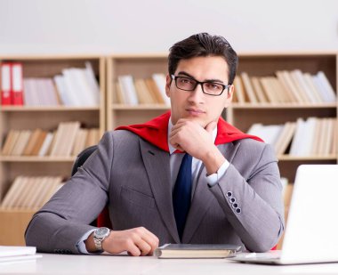 Ofiste çalışan süper kahraman iş adamı.