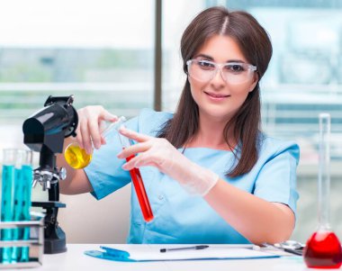 Laboratuarda çalışan genç kadın doktor