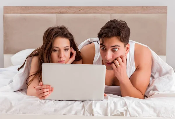 Lustiges Konzept mit Frau und Mann im Bett — Stockfoto