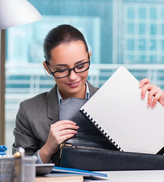 Joven empresaria trabajando en la oficina — Foto de Stock