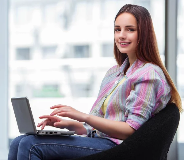 Chica joven navegando por Internet en el ordenador portátil —  Fotos de Stock