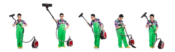 Забавна людина в зеленому костюмі вакуумне прибирання — стокове фото