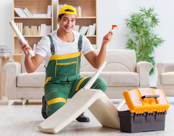 İşçi evde mobilya tamir ediyor — Stok fotoğraf