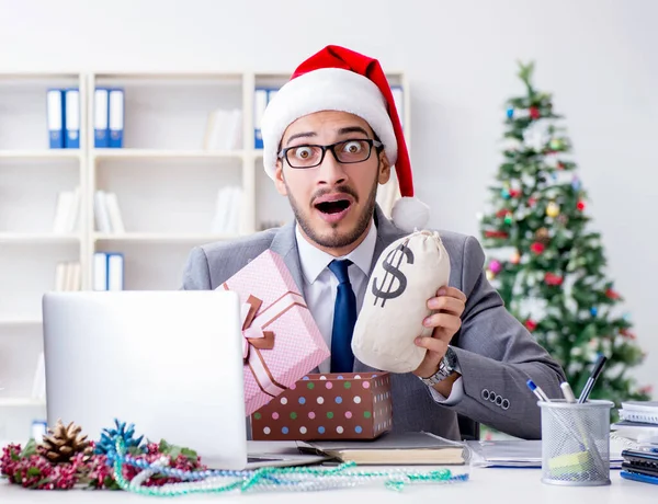 Jovem empresário comemorando o Natal no escritório — Fotografia de Stock