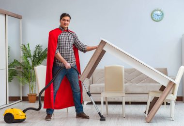Süper kahraman temizleyicisi evde çalışıyor.