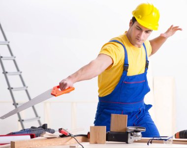 Kat tamircisi işinden memnun değil.