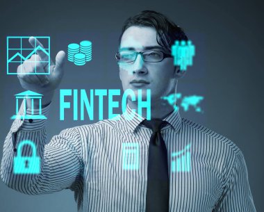 Fintech konseptinde düğmelere basan iş adamı