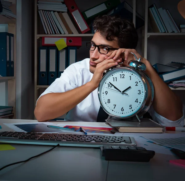 Hombre de negocios trabajando hasta tarde en la oficina —  Fotos de Stock