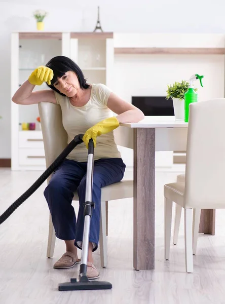 Senior anciana cansada después de la casa de limpieza al vacío — Foto de Stock