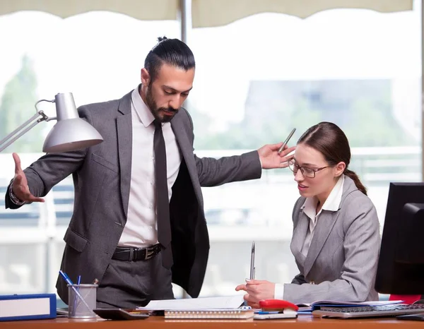 Donna e uomo nel concetto di business — Foto Stock