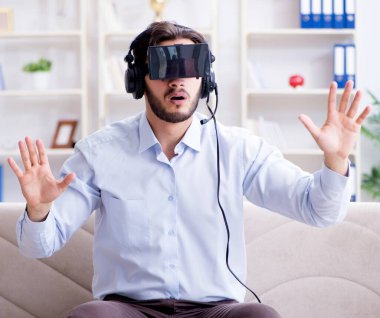 Öğrenci oyuncu evde oyun oynuyor